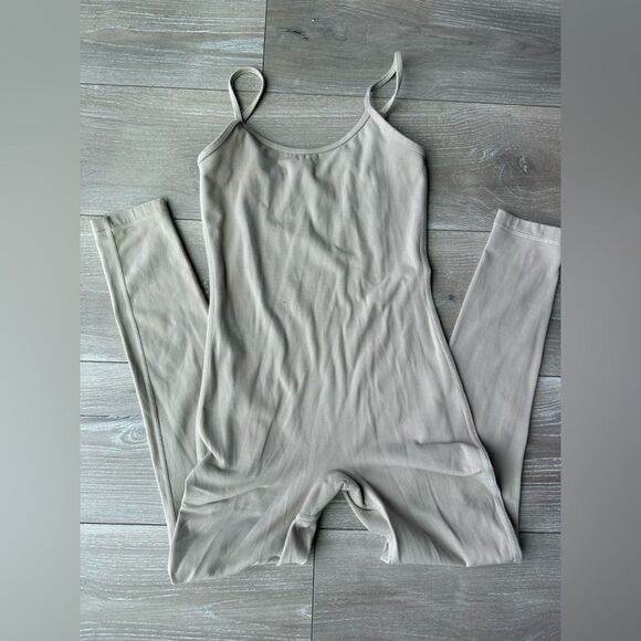 TnAction TnaBUTTER™ | Rhythm Lella
Scoop-neck jumpsuit - Picture 5 of 6